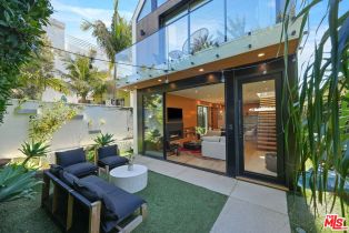 Single Family Residence, 722 Marine st, Santa Monica, CA 90405 - 2