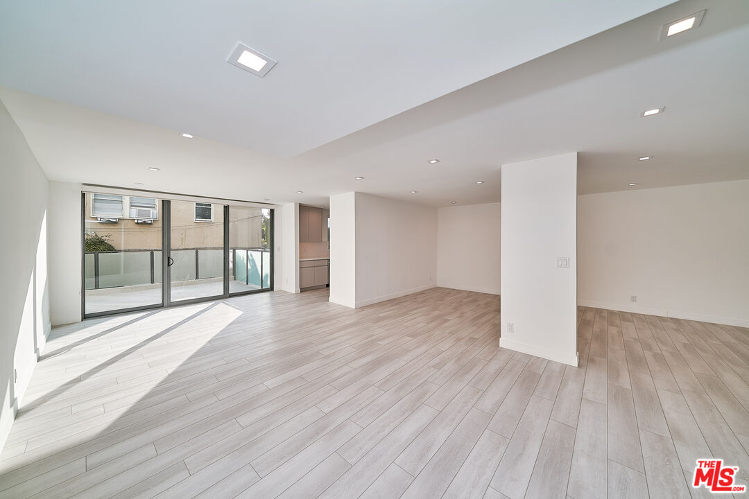 Apartment, 145 Maple dr, Beverly Hills, CA 90212 - 1