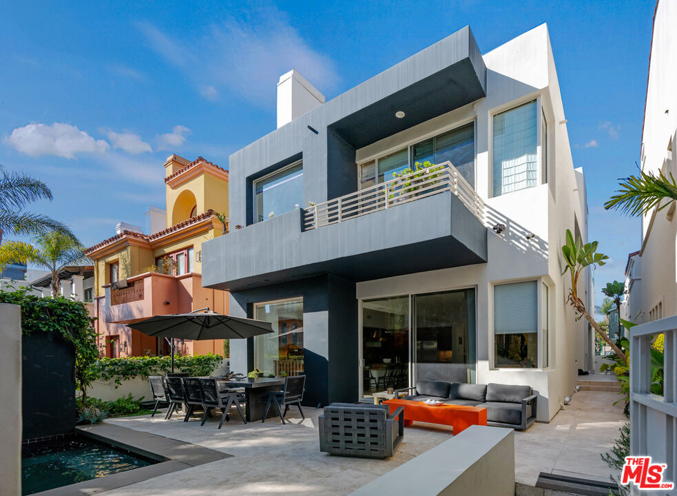 Single Family Residence, 127 Union Jack mall, Marina Del Rey, CA 90292 - 1