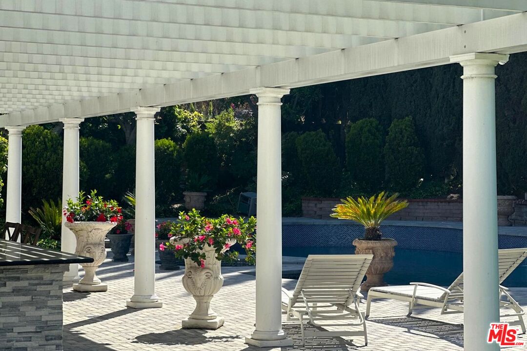 Single Family Residence, 16230 Meadowcrest rd, Sherman Oaks, CA 91403 - 1