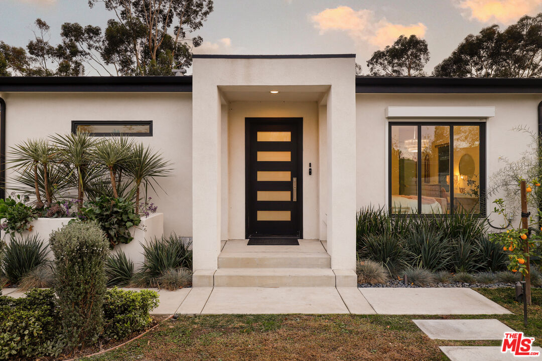 Single Family Residence, 15122 Morrison st, Sherman Oaks, CA 91403 - 1