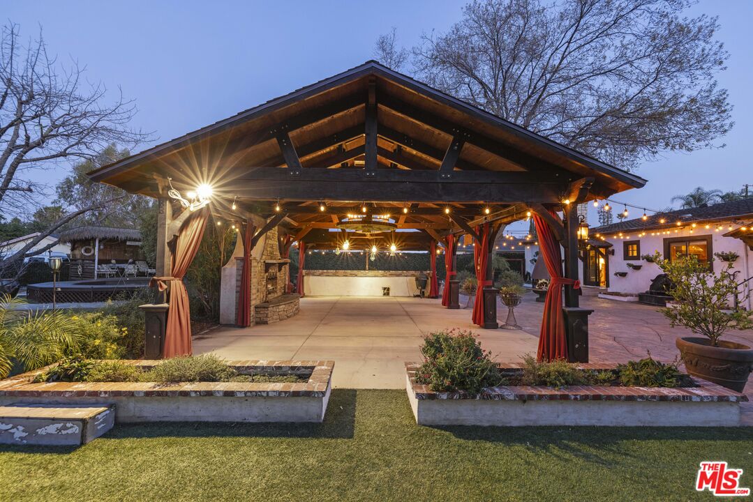 Single Family Residence, 22651 Calvert st, Woodland Hills, CA 91367 - 1