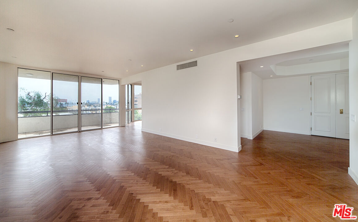 Condominium, 300 Swall dr, Beverly Hills, CA 90211 - 1