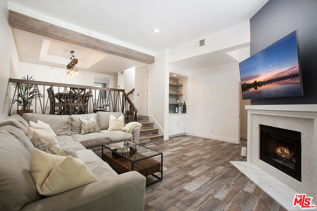 , 18755 Hatteras st, Tarzana, CA 91356 - 1