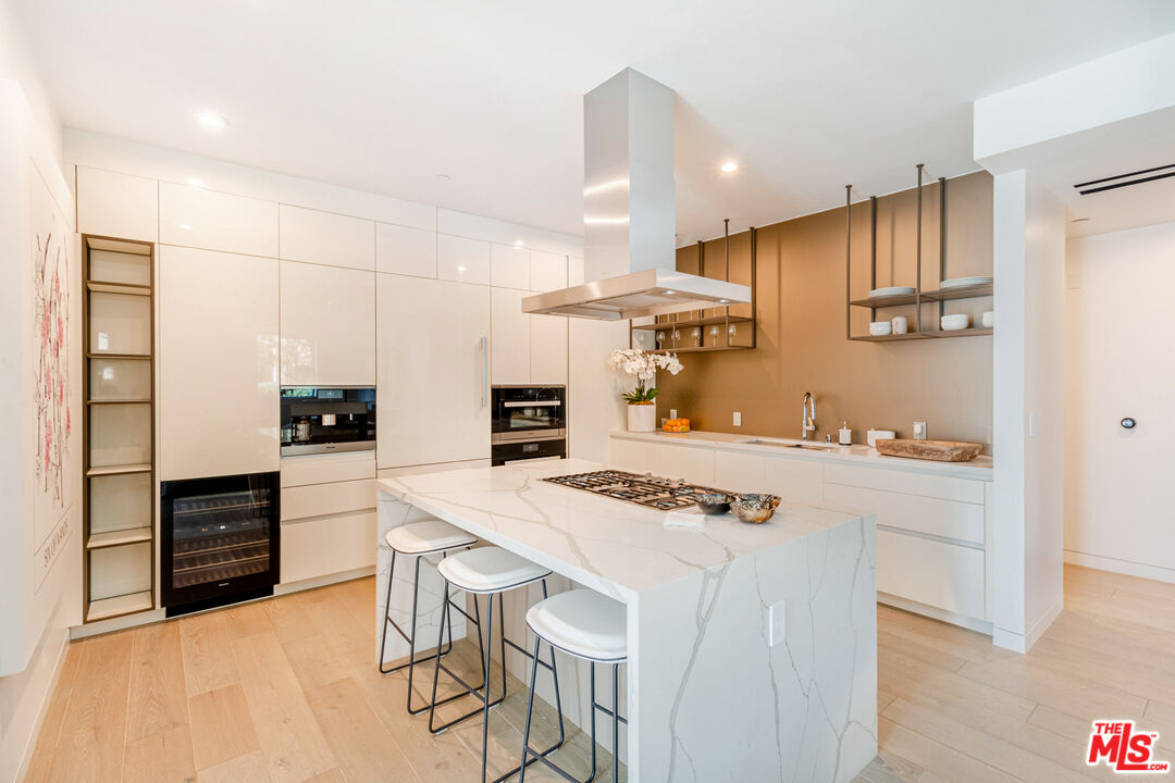 , 8600 Wilshire blvd, Beverly Hills, CA 90211 - 1