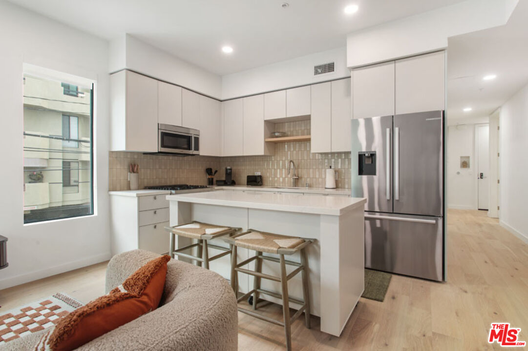 Apartment, 10310 Santa Monica blvd, Wilshire Corridor, CA 90025 - 1