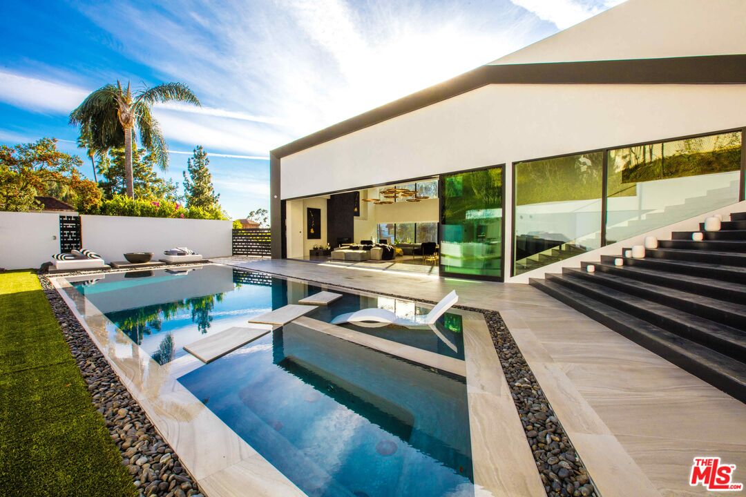 , 2210 Bowmont dr, Beverly Hills, CA 90210 - 1