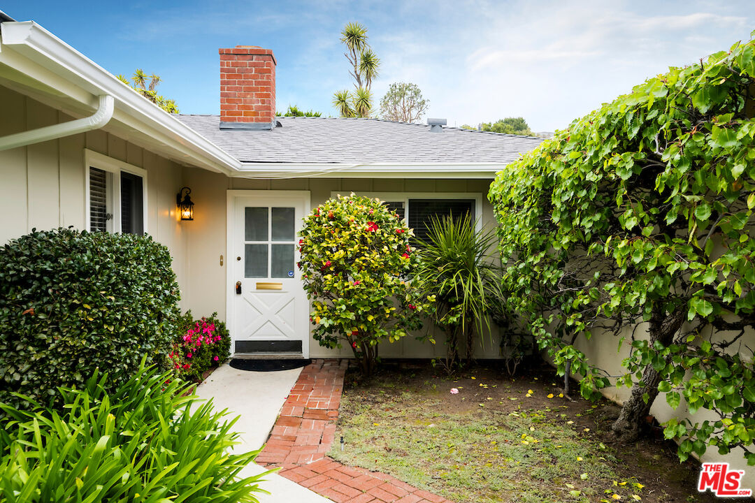 , 931 Las Pulgas rd, Pacific Palisades, CA 90272 - 1