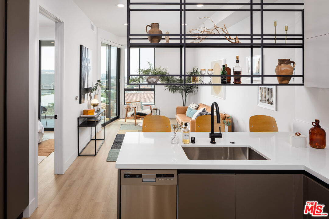 , 3833 Dunn, Culver City, CA 90232 - 1