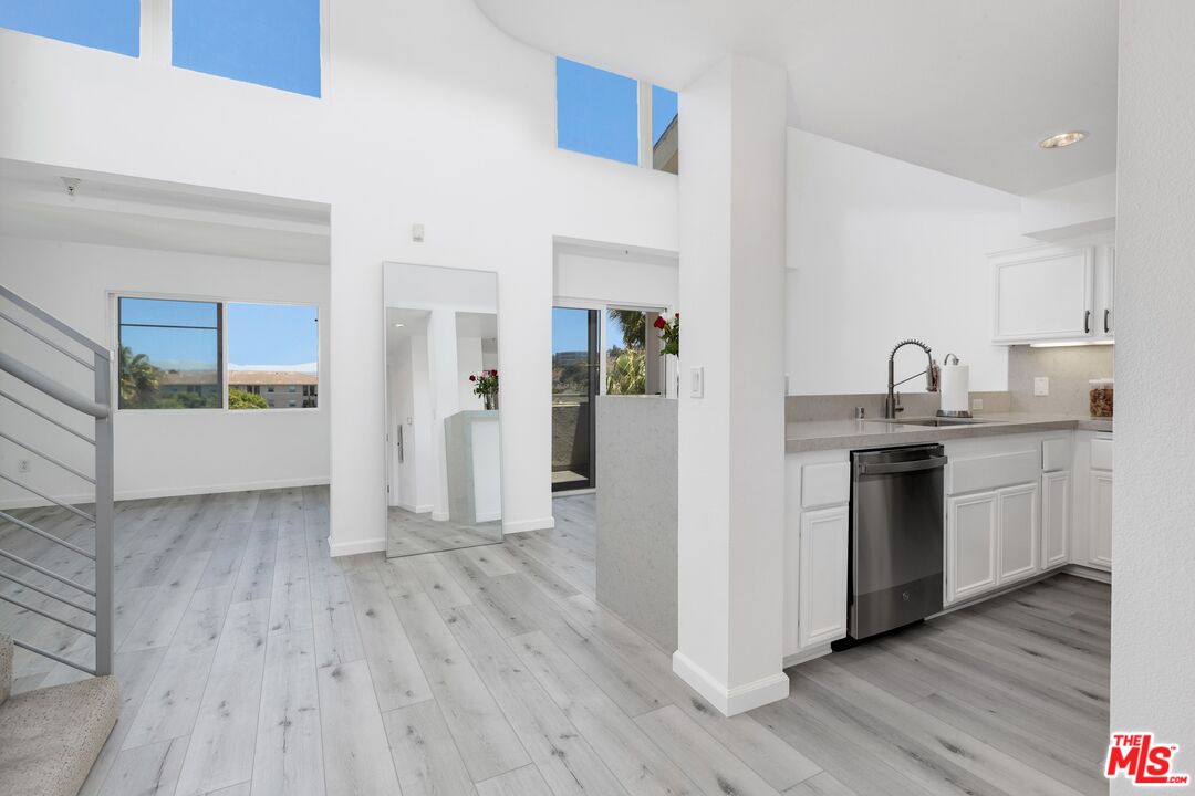 Condominium, 13200 Pacific promenade, Playa Vista, CA 90094 - 1