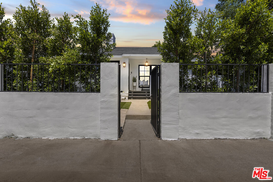 Single Family Residence, 4800 Mary Ellen ave, Sherman Oaks, CA 91423 - 1