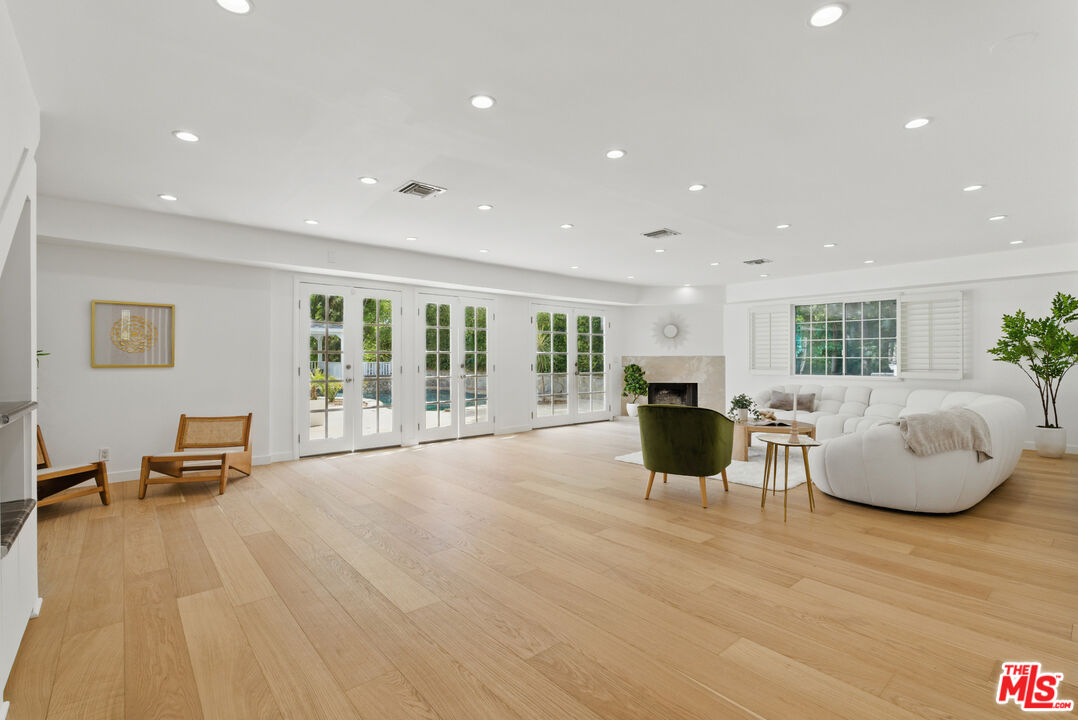 Single Family Residence, 5220 Melvin ave, Tarzana, CA 91356 - 1