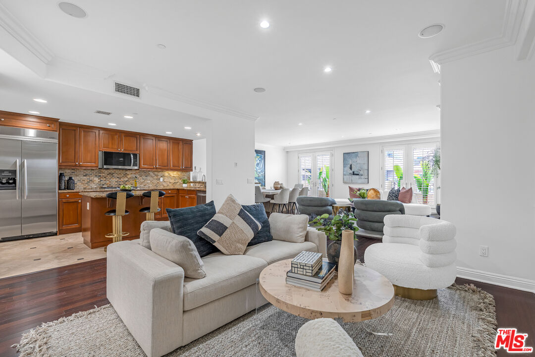 Condominium, 143 Arnaz dr, Beverly Hills, CA 90211 - 1