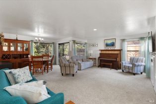 Single Family Residence,  Creekside court, Healdsburg, CA 95448 - 4