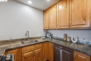 Condominium, 25 Kiska, District 10 - Southeast, CA 94124 - 15