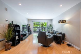 Condominium, 22100 Burbank BLVD, Woodland Hills, CA  Woodland Hills, CA 91367