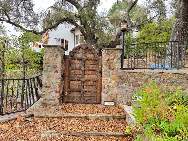 Single Family Residence, 124 Lower Lake rd, Lake Sherwood, CA 91361 - 1