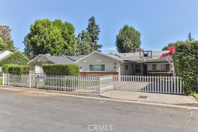 Single Family Residence, 22733 Clarendon st, Woodland Hills, CA 91367 - 1