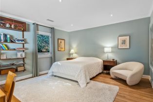 Single Family Residence, 3818 Hollyline ave, Sherman Oaks, CA 91423 - 22